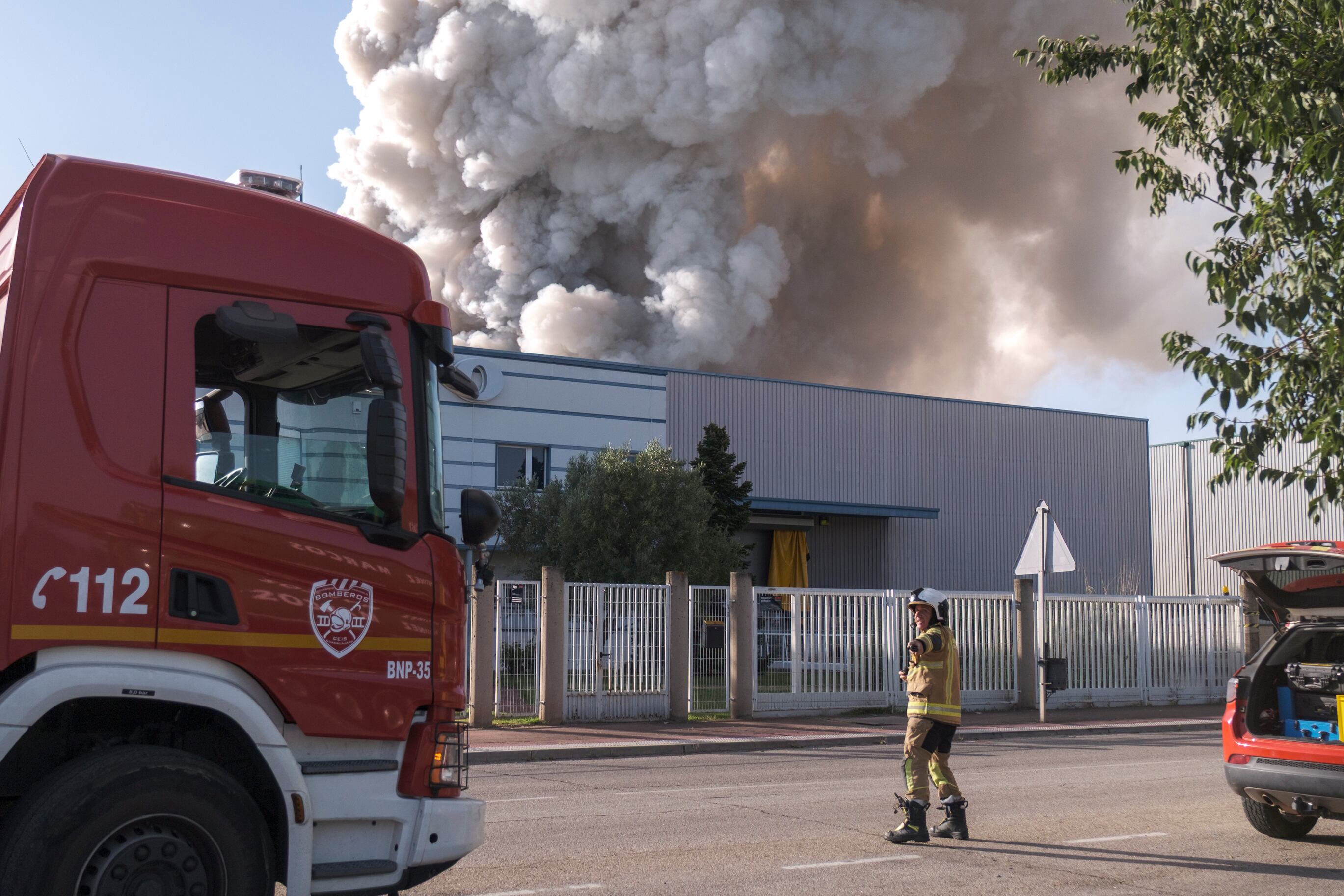 Imagen del incendio que se producía el viernes 4 de julio en la planta de reciclado de baterías de litio en Azuqueca de Henares (Guadalajara). EFE / Nacho Izquierdo.