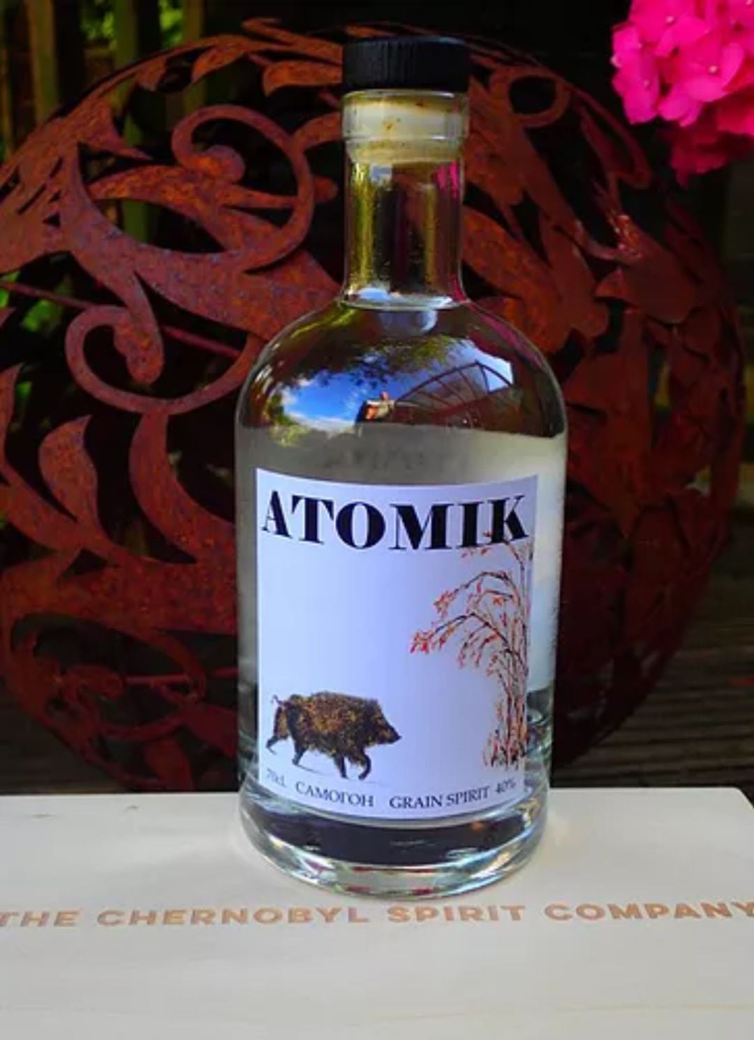 Una botella del vodka &quot;atómico&quot; con un jabalí en el dorso. 