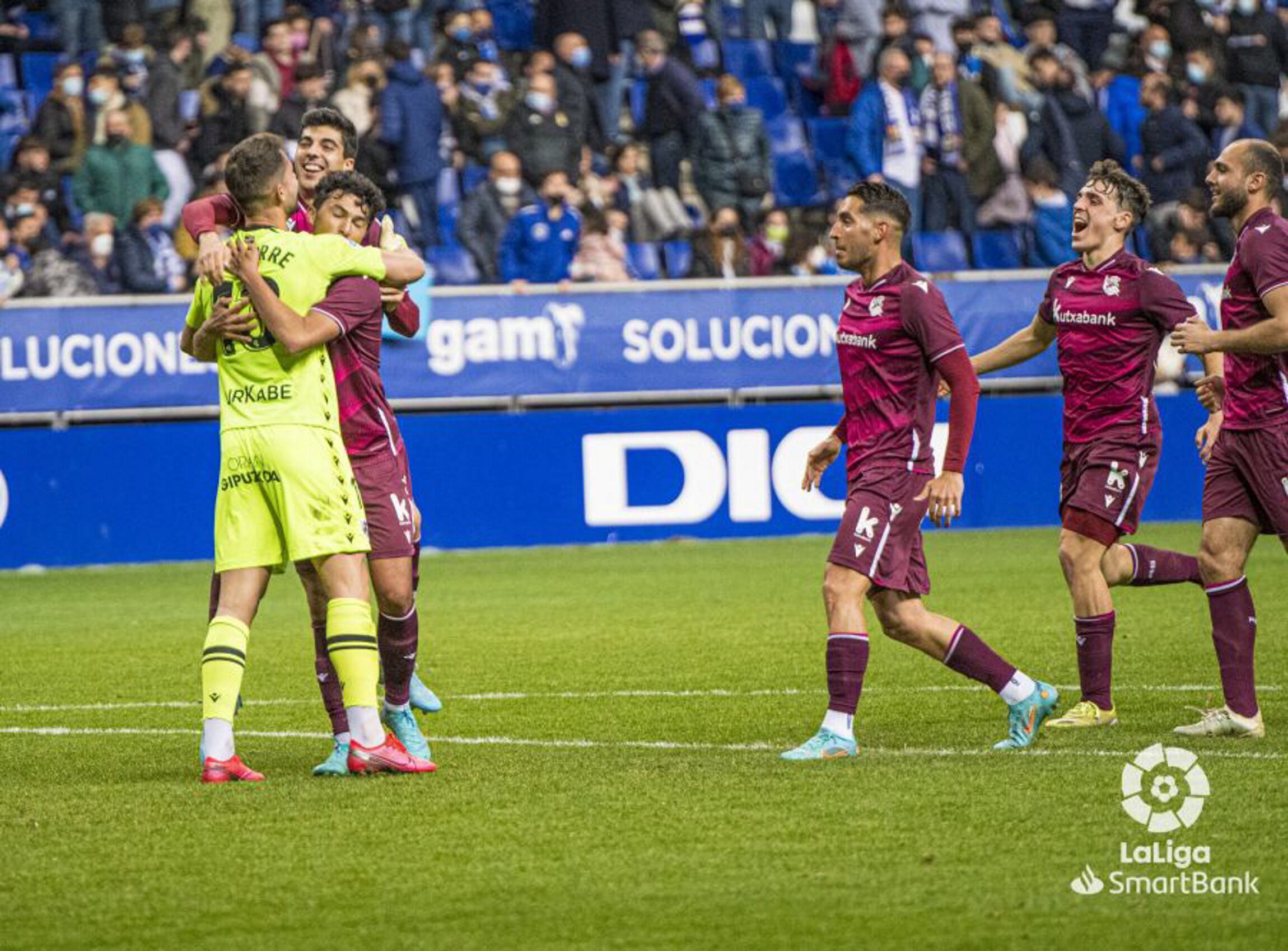 Los jugadores del Sanse celebran el triunfo en Oviedo