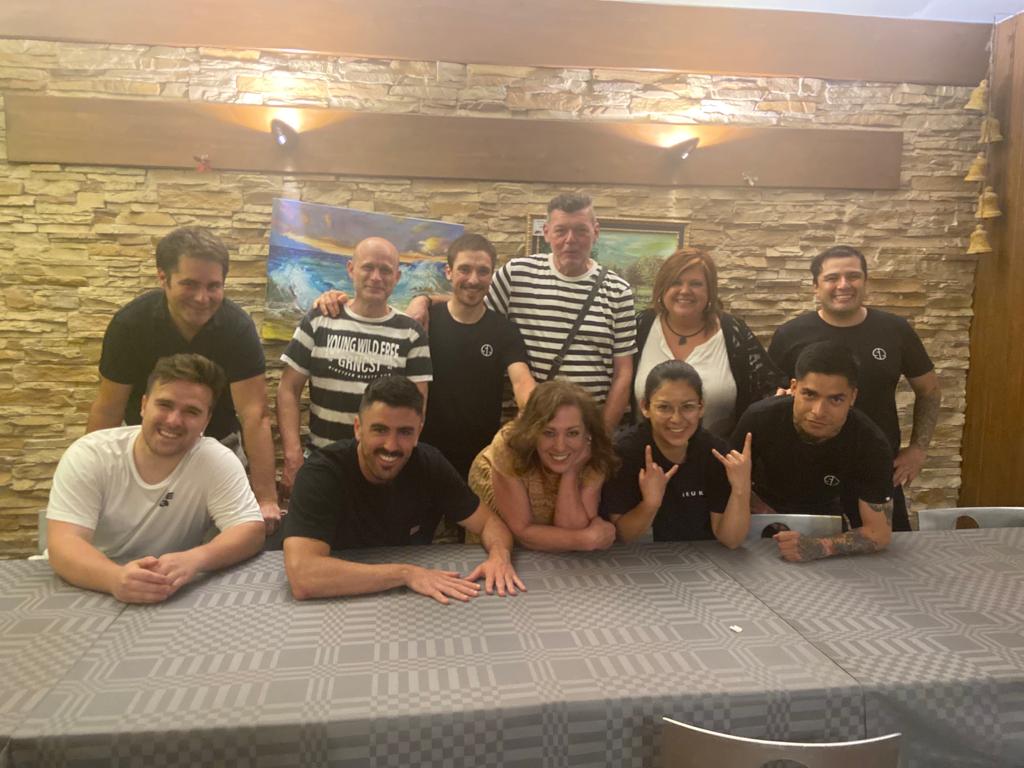 Foto de familia tras la cena en el Restaurante Urkaregi de Ermua