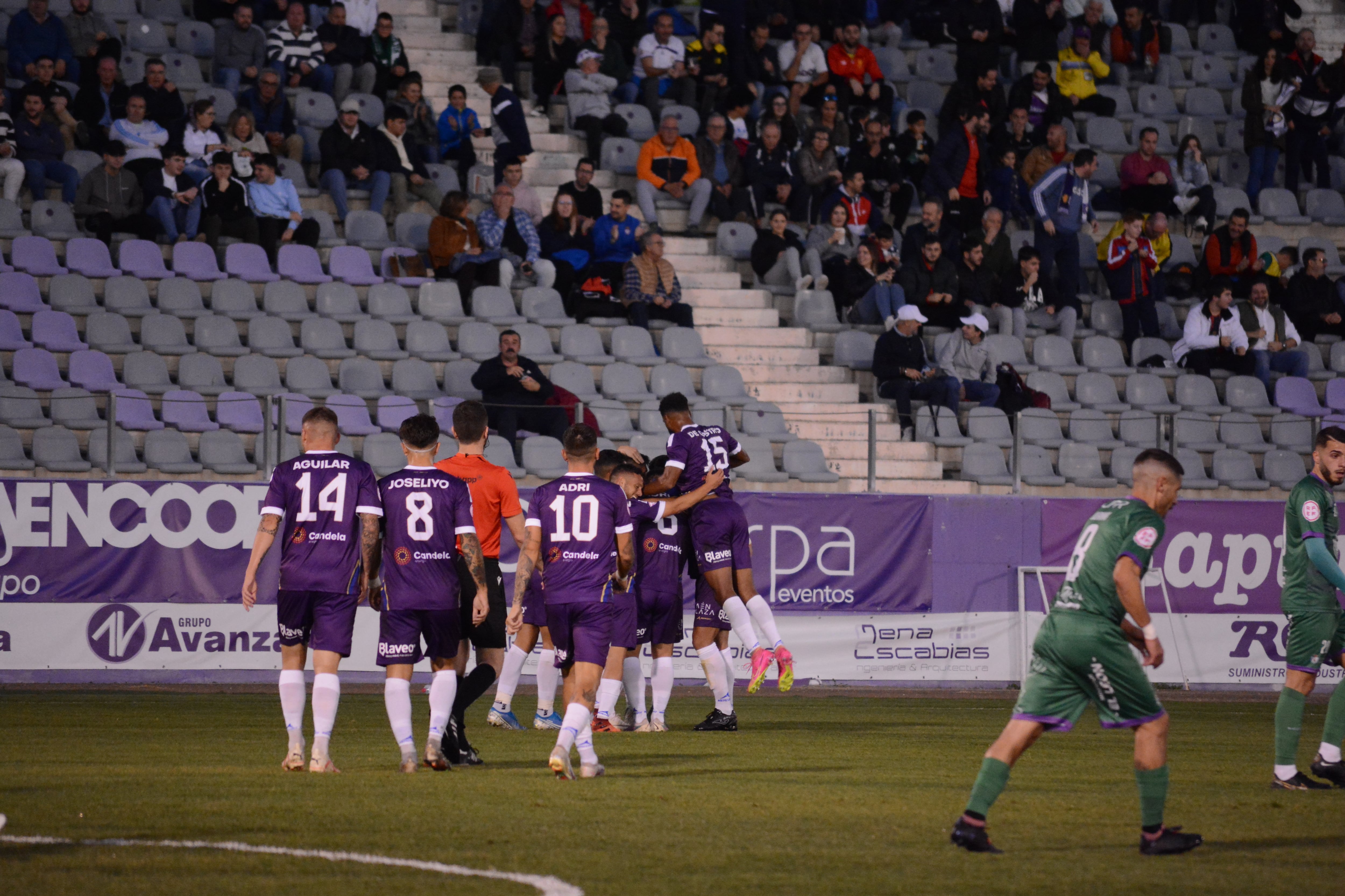 Los jugadores del Real Jaén, hoy de morado, celebran uno de los tantos ante el Atlético Mancha Real.