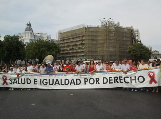 La pancarta de la cabecera la portan la secretaria de Estado de Igualdad, Bibiana Aído; el coordinador general de IU, Cayo Lara; el concejal socialista en Madrid, Pedro Zerolo; los secretarios generales de CC.OO y UGT, Ignacio Fernández Toxo y Cándido Mén