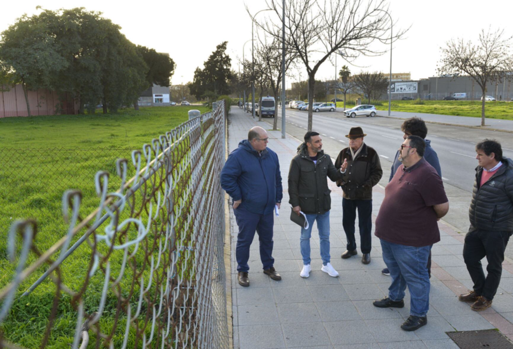 Representantes del Ayuntamiento junto a miembros vecinales en la zona donde estará ubicado / Ayuntamiento de Jerez