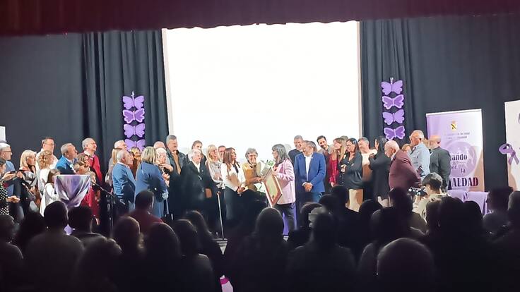 En el acto central con motivo del 8 de Marzo, Día Internacional de la Mujer, homenaje a Pilar García Mesa, maestra, “… Una persona humilde, sencilla, comprometida al máximo…”