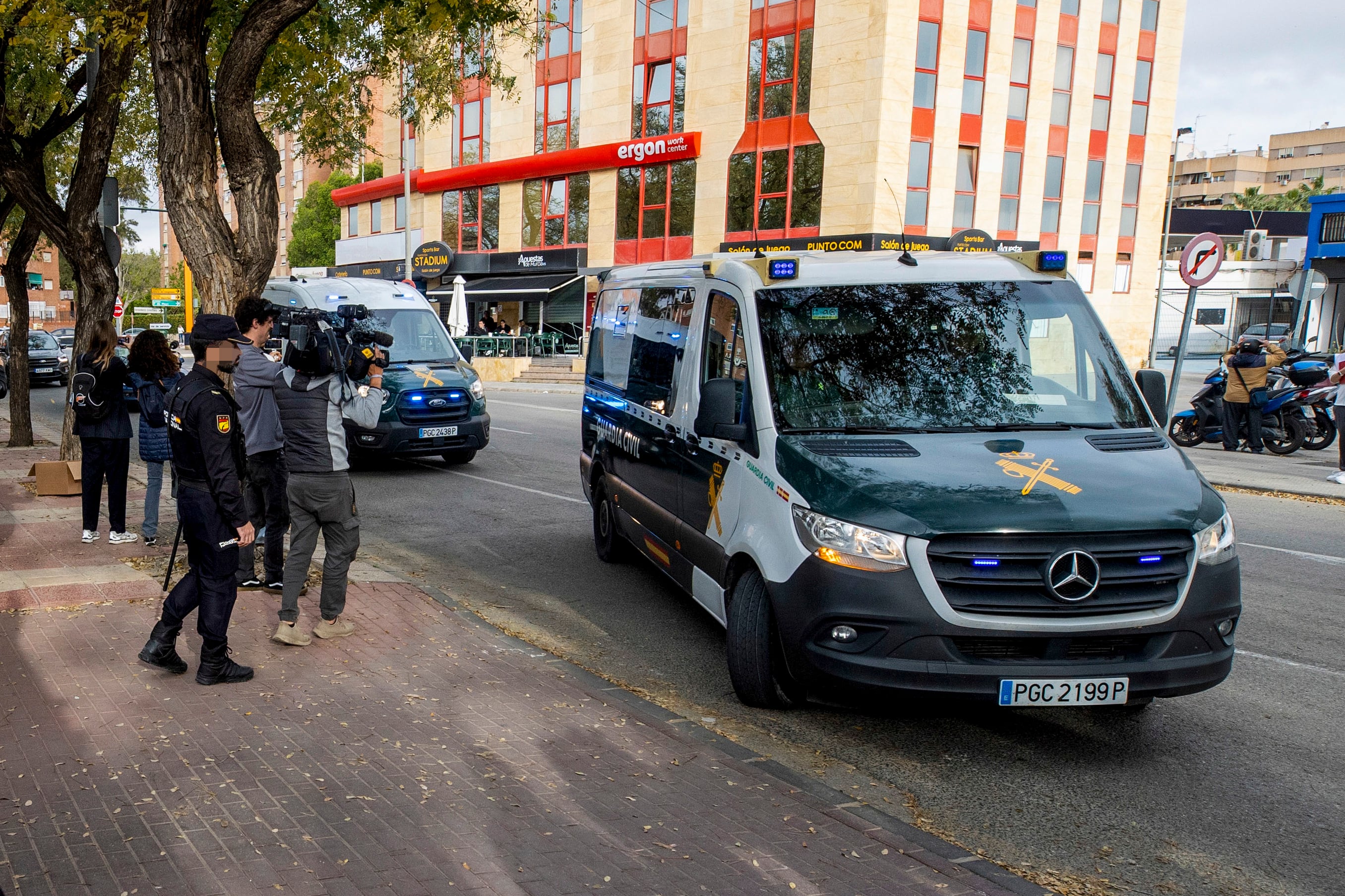 MURCIA, 03/04/2025.- El presunto autor de la muerte de la hija de 5 años de su expareja sentimental ha sido puesto este jueves a disposición del juzgado de violencia sobre la mujer número 2 de Murcia por la Guardia Civil, que le detuvo en la localidad alicantina de Torrevieja tras haberse llevado a la niña en coche desde la pedanía murciana de Patiño a la de Llano de Brujas. Será previsiblemente investigado como presunto autor del primer crimen de violencia vicaria de 2025 tras haber relatado la madre este miércoles que el arrestado, de 48 años que ha sido detenido, la telefoneó para decirle que la pequeña "ya está en el cielo". EFE/ Marcial Guillén