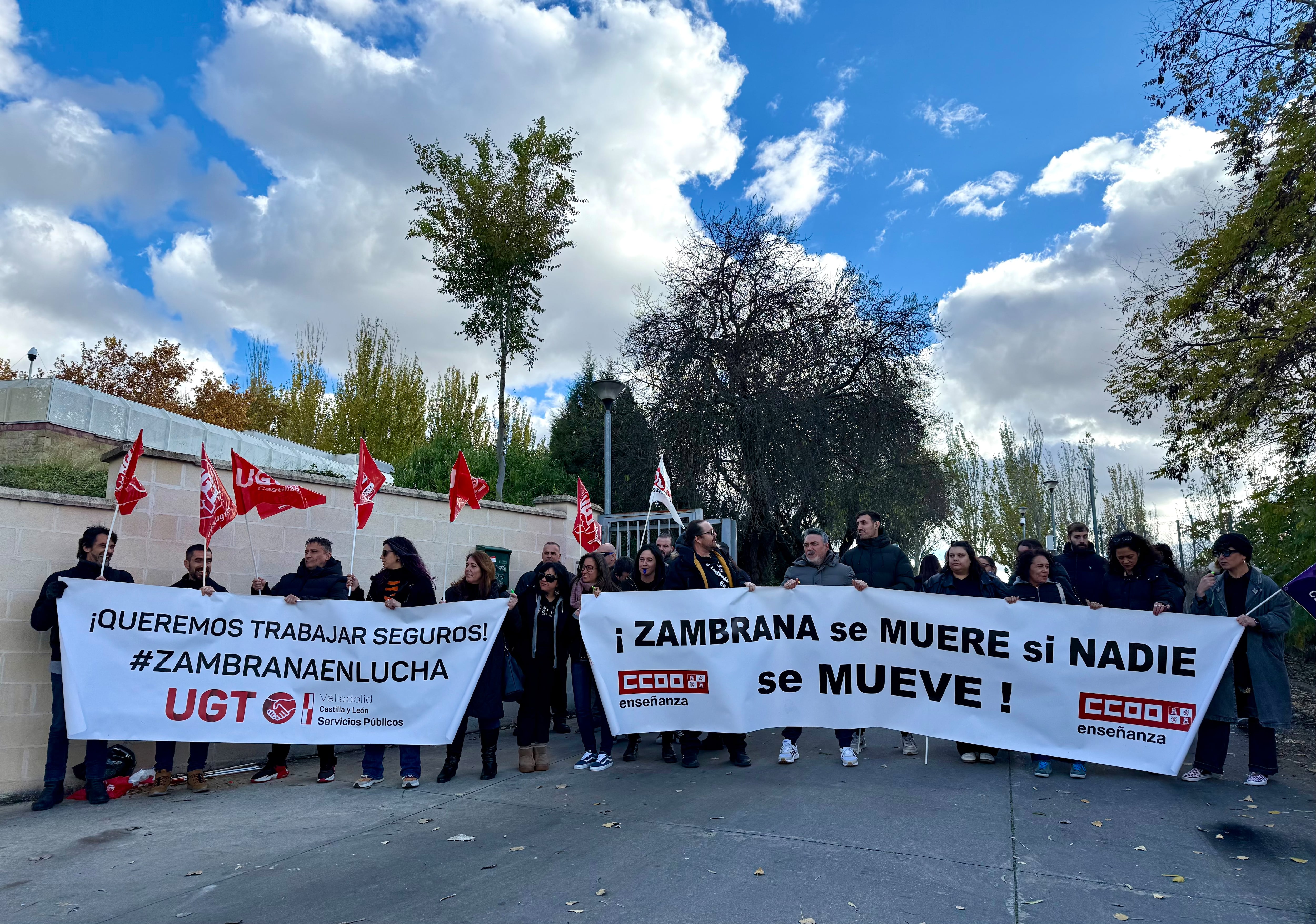 Los trabajadores del Centro de Menores Zambrana, convocados por UGT y CCOO, se concentran para protestar por las últimas agresiones sufridas y la inacción de los responsables de la empresa adjudicataria y de la Administración autonómica.