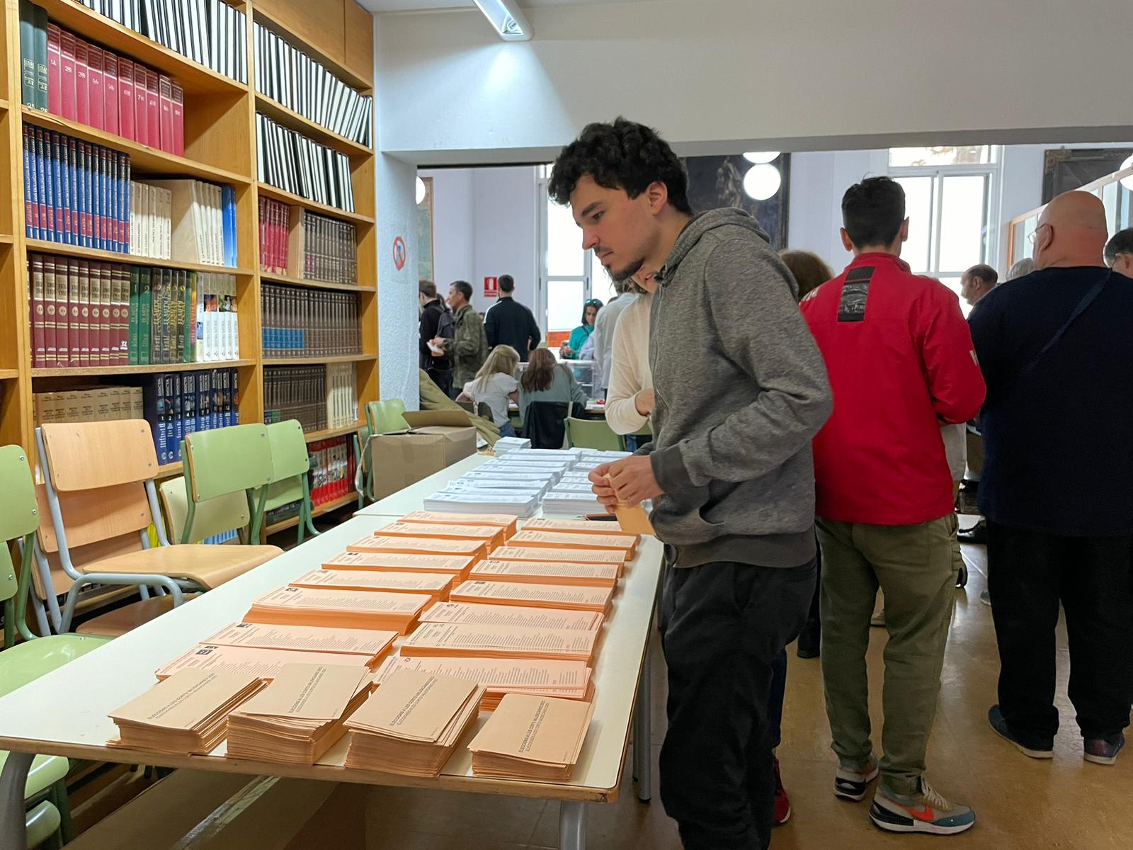 Imagen del Instituto Lluis Vives de València durante los primeros minutos de apertura de los colegios electorales para las elecciones municipales y autonómicas del 28M.