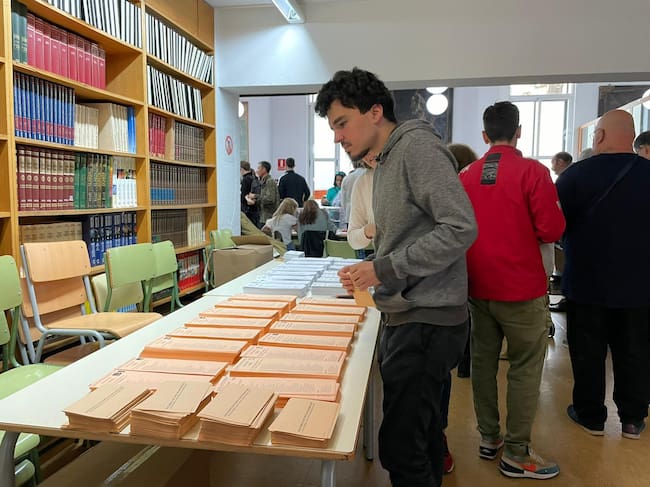 Imagen del Instituto Lluis Vives de València durante los primeros minutos de apertura de los colegios electorales para las elecciones municipales y autonómicas del 28M.
