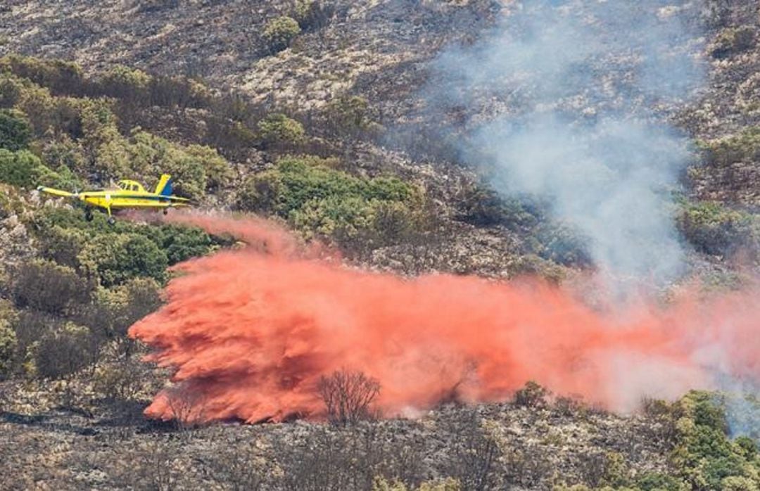 Labores de extinción del incendio de Vall de Gallinera