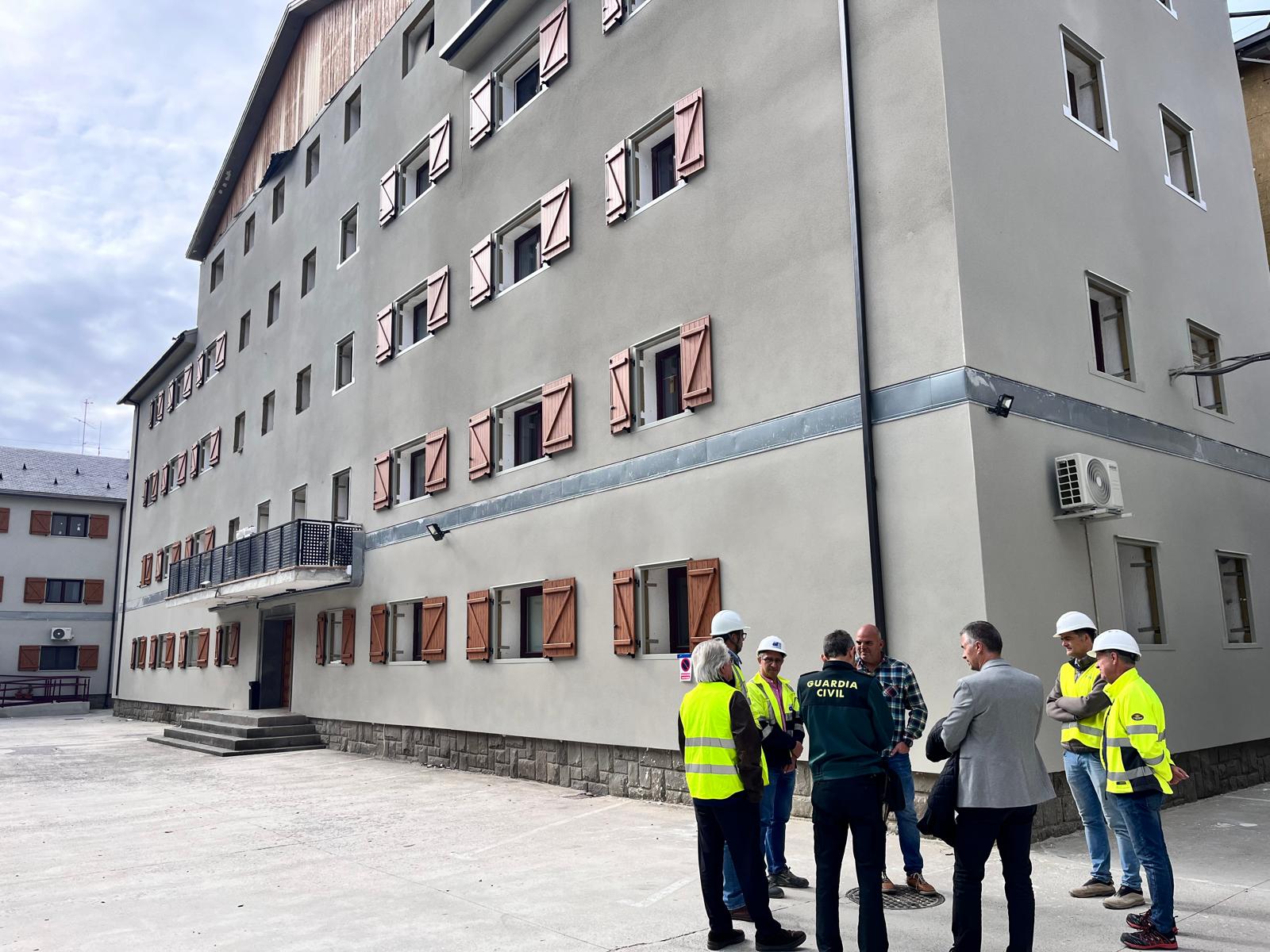 El alcalde de Jaca visita el cuartel para conocer el desarrollo de las obras