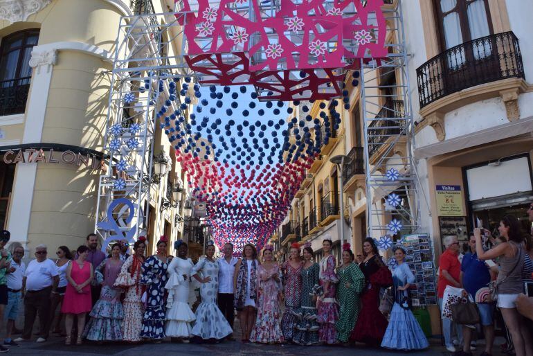 La presidentas y sus damas goyescas inauguran la portada de la feria junto a su autor y autoridades municipales