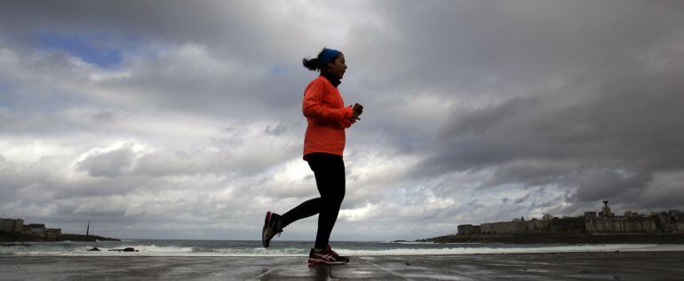 Mujer corriendo por el paseo marítimo, A Coruña