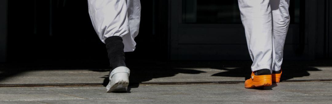 Dos sanitarios caminan por el hospital 