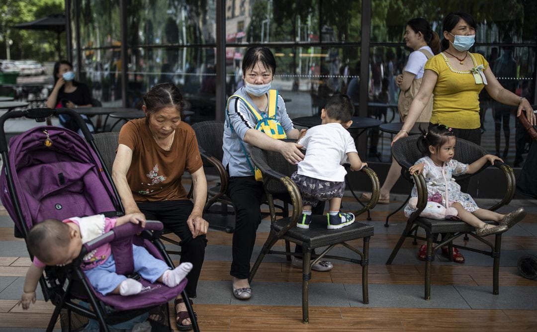 Madres chinas con sus hijos en Wuhan.