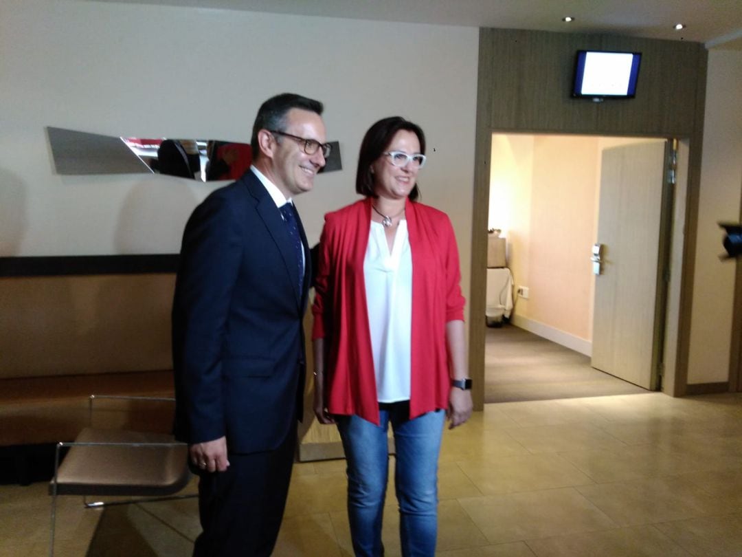 El líder socialista, Diego Conesa y la líder de C´s, Isabel Franco, minutos antes de la reunión que han mantenido ambas formaciones en Murcia de cara a la conformación de un posible pacto de gobernabilidad regional