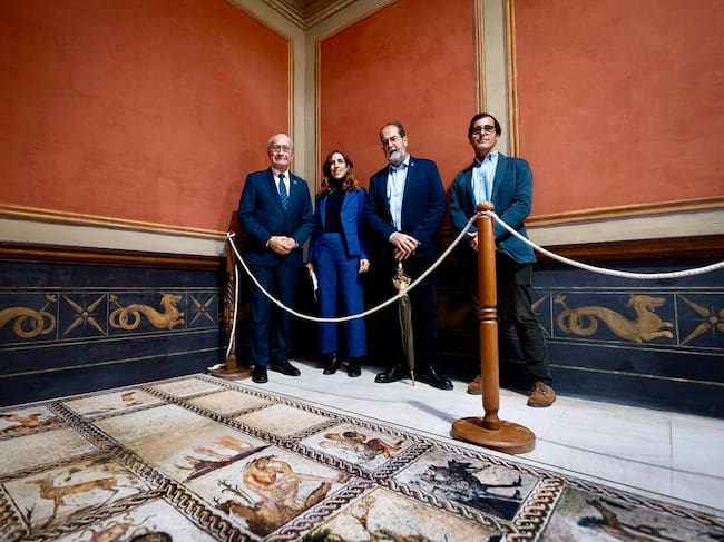El alcalde de Málaga, Francisco de la Torre, junto a la concejala delegada deSostenibilidad Medioambiental, Penélope Gómez, ha comprobado esta mañana el
resultado de la restauración y puesta en valor de las pinturas murales interiores del Museo Loringiano.