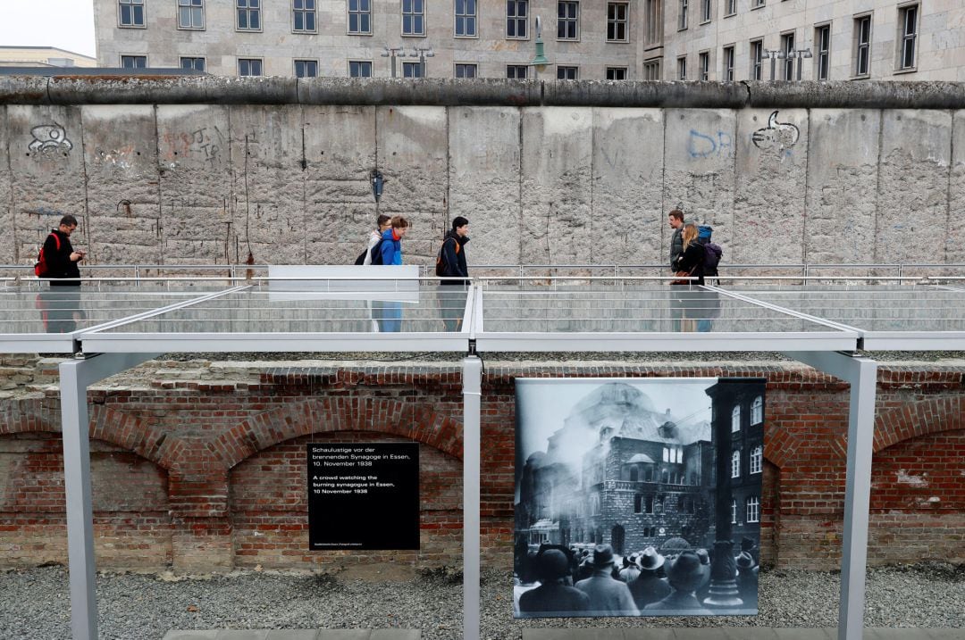  Visitantes en las inmediaciones de lo que queda del muro de Berlin durante el 80 aniversario de la noche de los cristales rotos. 