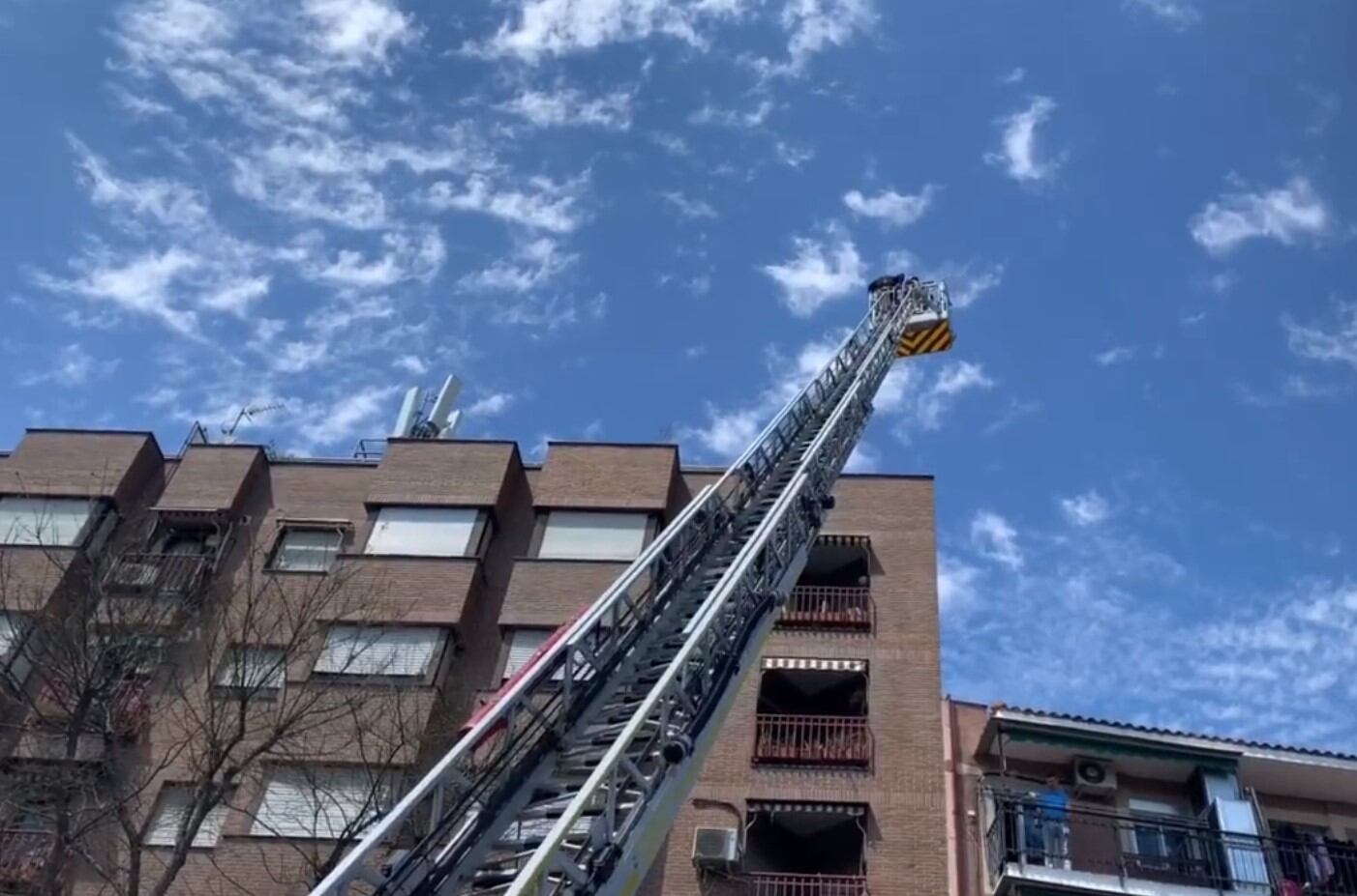 Los bomberos han accedido con una escalera al piso, un sexto, desde donde se había precipitado una de las mujeres. La otra estaba muerta dentro de la casa.
