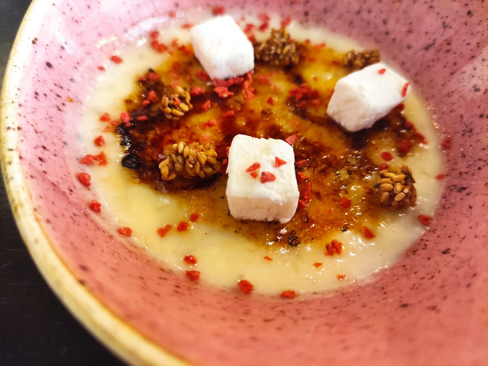 Arroz con leche de coco, nubes de yuzu y sésamo garrapiñado