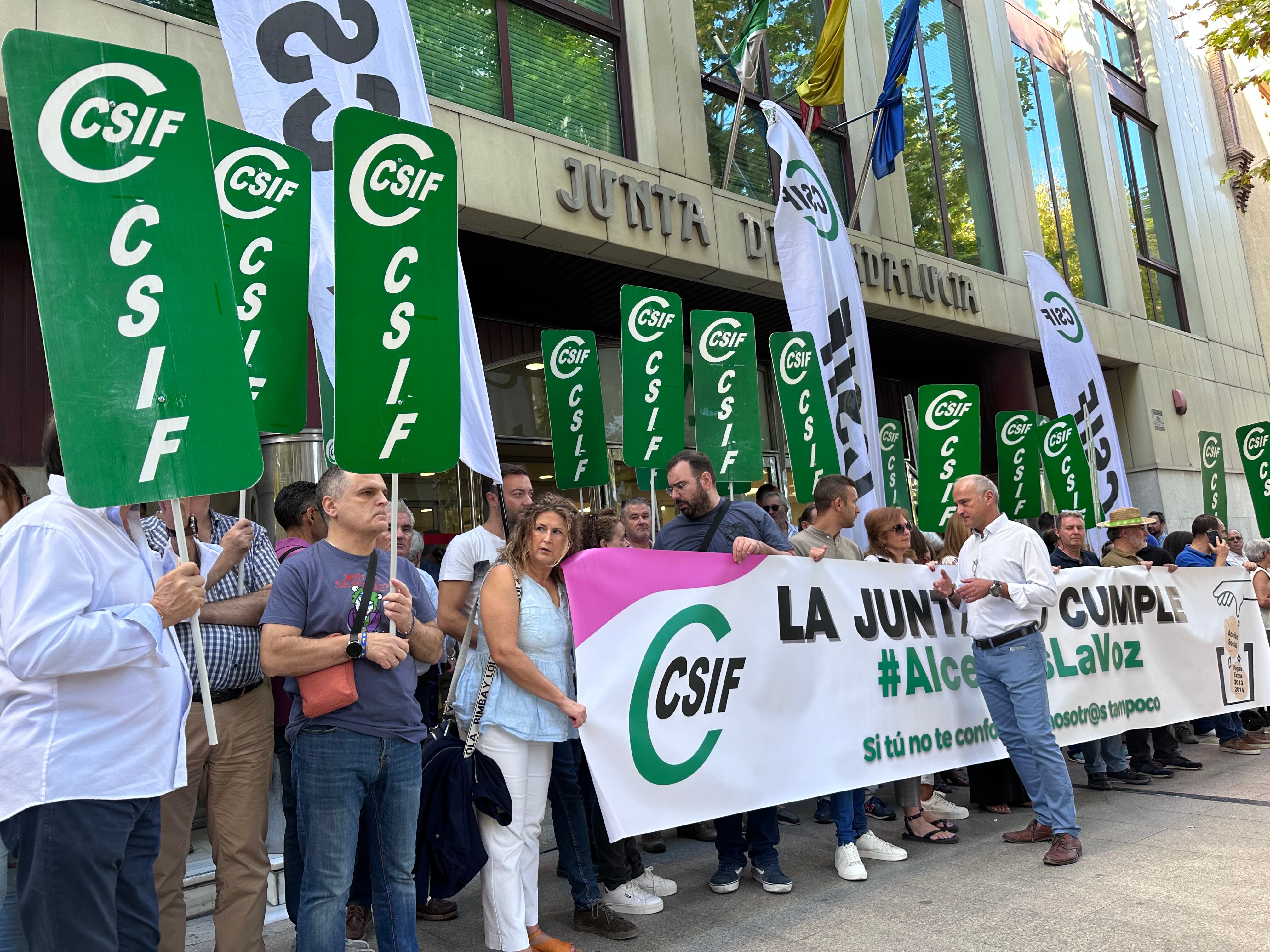 Concentración de CSIF en Jaén a las puertas de la Delegación Territorial de la Junta de Andalucía.