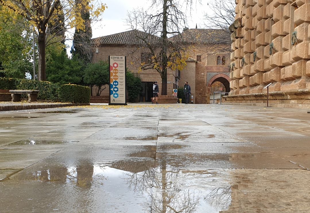 La Alhambra (Granada) en un día lluvioso de diciembre de 2020 casi sin turistas por la pandemia de la covid