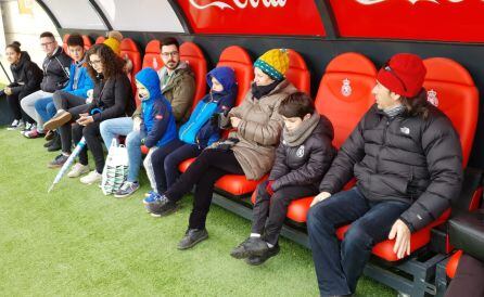 Los banquillos del estadio, un reclamo para los jóvenes visitantes
