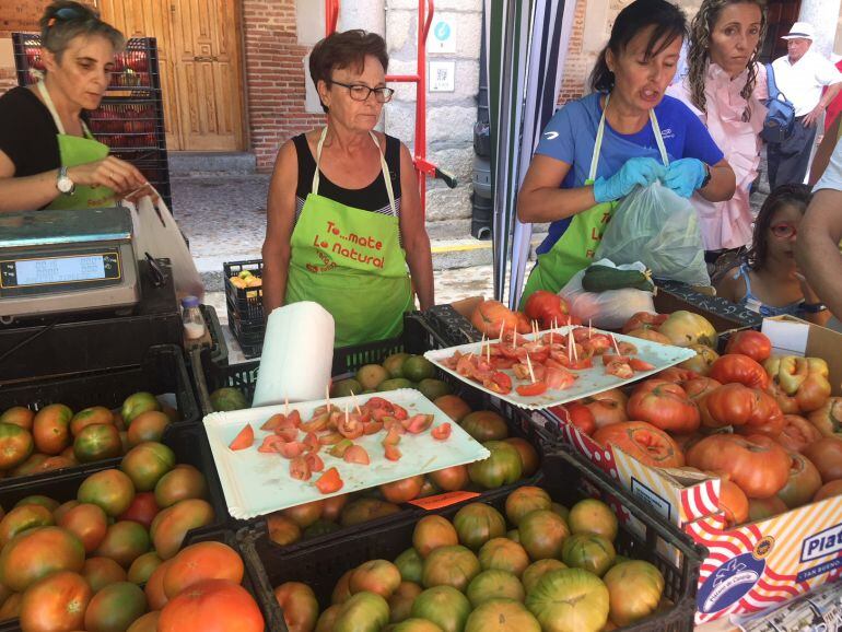 Durante el fin de semana se instalaron direfentes puestos para ofrecer los tomates que se producen en la comarca