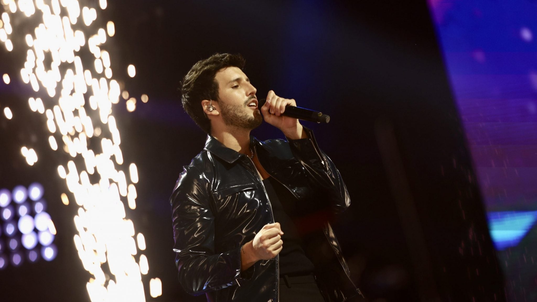 El artista colombiano Sebastián Yatra cantó su nuevo éxito &#039;Una noche sin pensar&#039; y recibió el Premio Dial Latino.