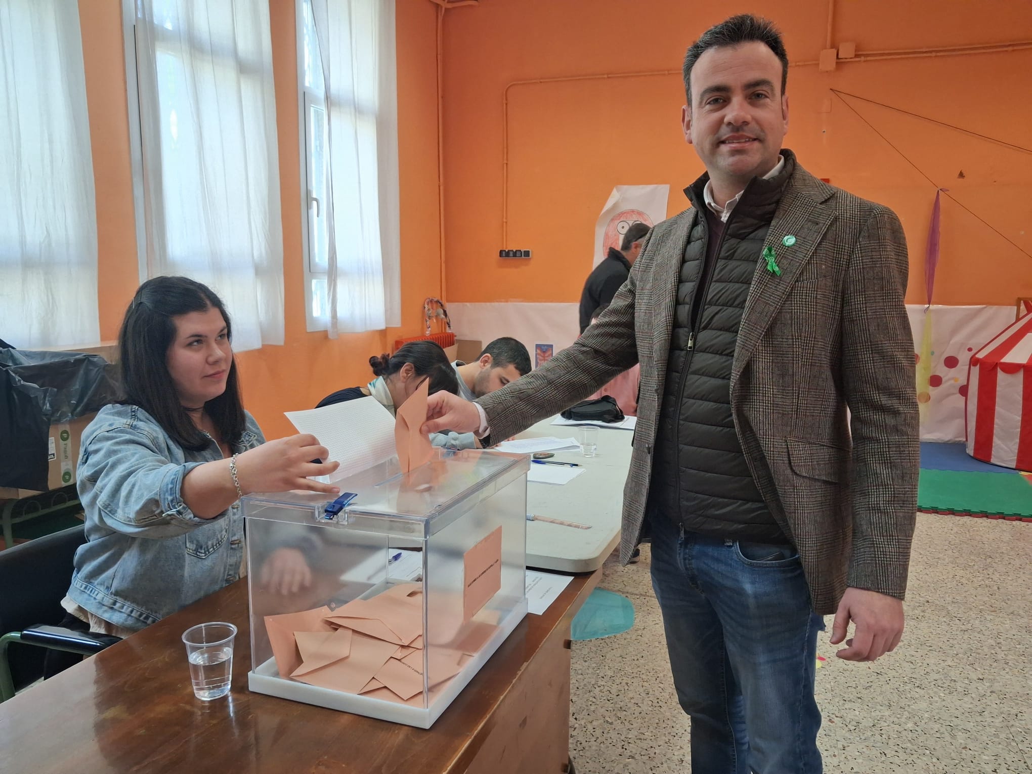 Carlos Fraile, ejerciendo el voto en las elecciones a las Cortes de Castilla y León