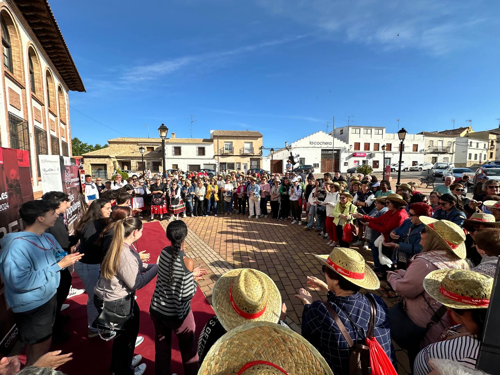 Reunión de todas las personas asistentes a este encuentro intergeneracional