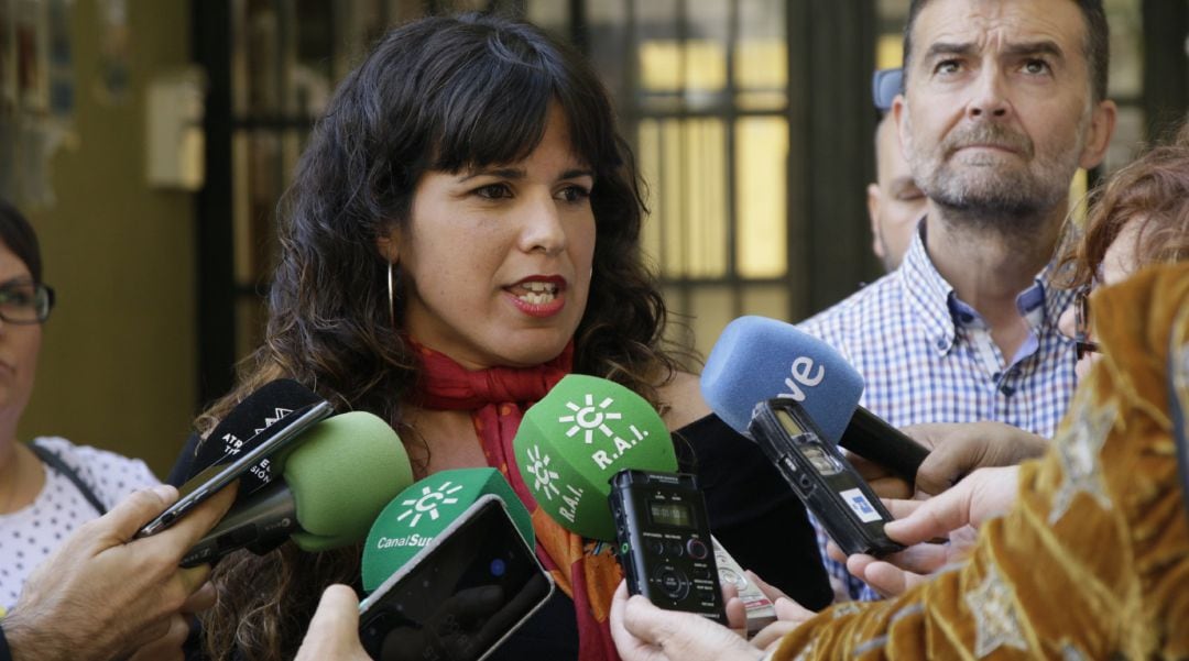 Teresa Rodríguez y Antonio Maíllo, atienden a los medios de comunicación.