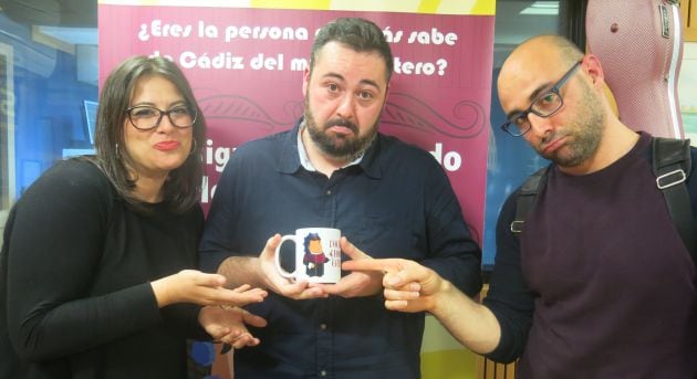 Milián Oneto y Sergio Carrillo entregan la taza de consolación del concurso de Radio Cádiz a un apenado Diego Marchán