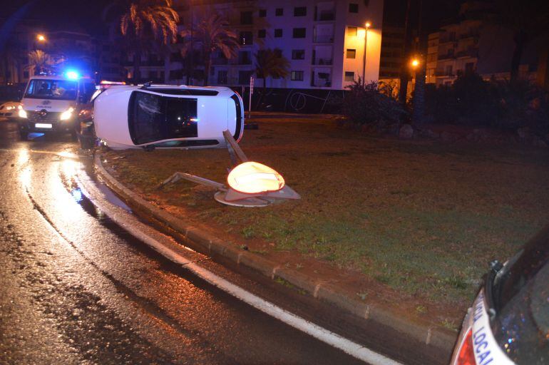 Imagen del vehículo volcado