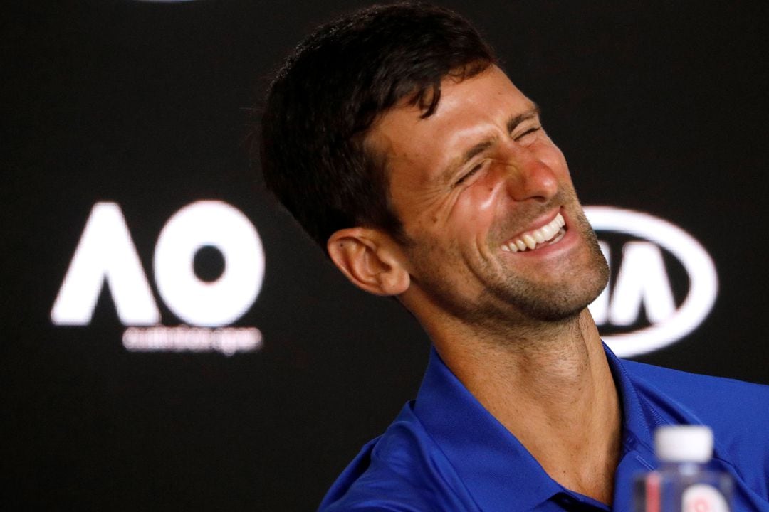 Novak Djokovic ríe en rueda de prensa.