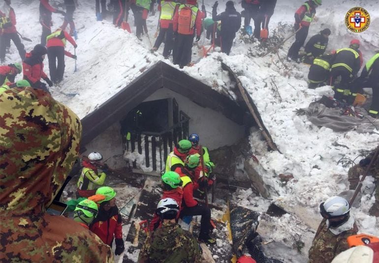 Fotografía facilitada por los servicios de rescate Corpo Nazionale Soccorso Alpino e Speleologico (CNSAS) que muestra los trabajos de búsqueda de posibles supervivientes en el hotel Rigopiano 