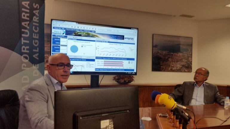 Manuel Alcázar y Manuel Morón, durante la presentación del dispositivo de la OPE, por parte de la Autoridad Portuaria de la Bahía de Algeciras.