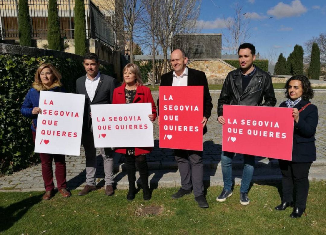 Javier Lucía junto al resto de componentes de la candidatura del PSOE