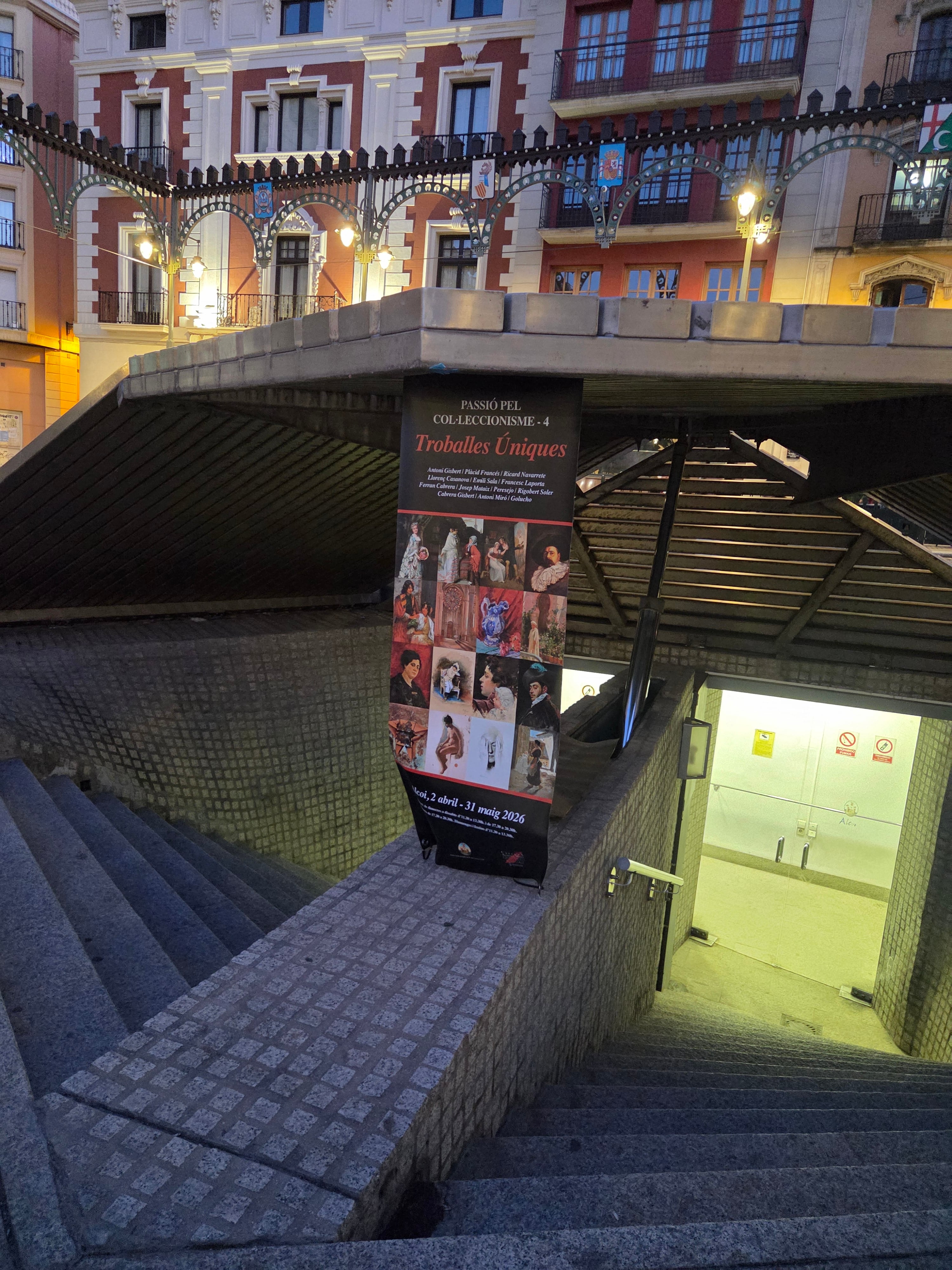 El cartell de l'exposició en l'entrada de la Llotja Sant Jordi