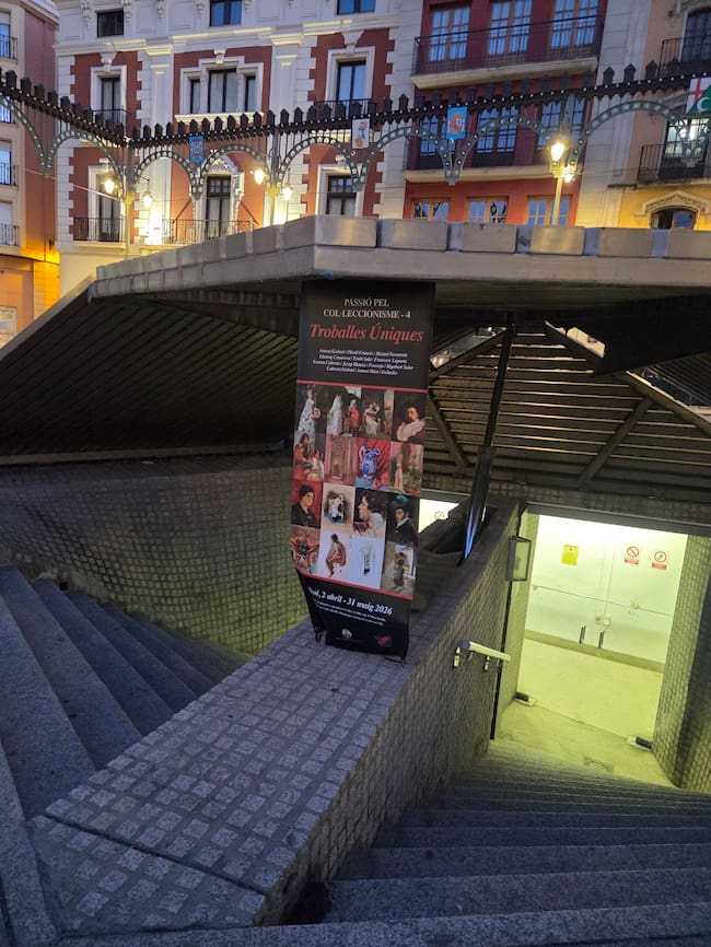 El cartell de l'exposició en l'entrada de la Llotja Sant Jordi