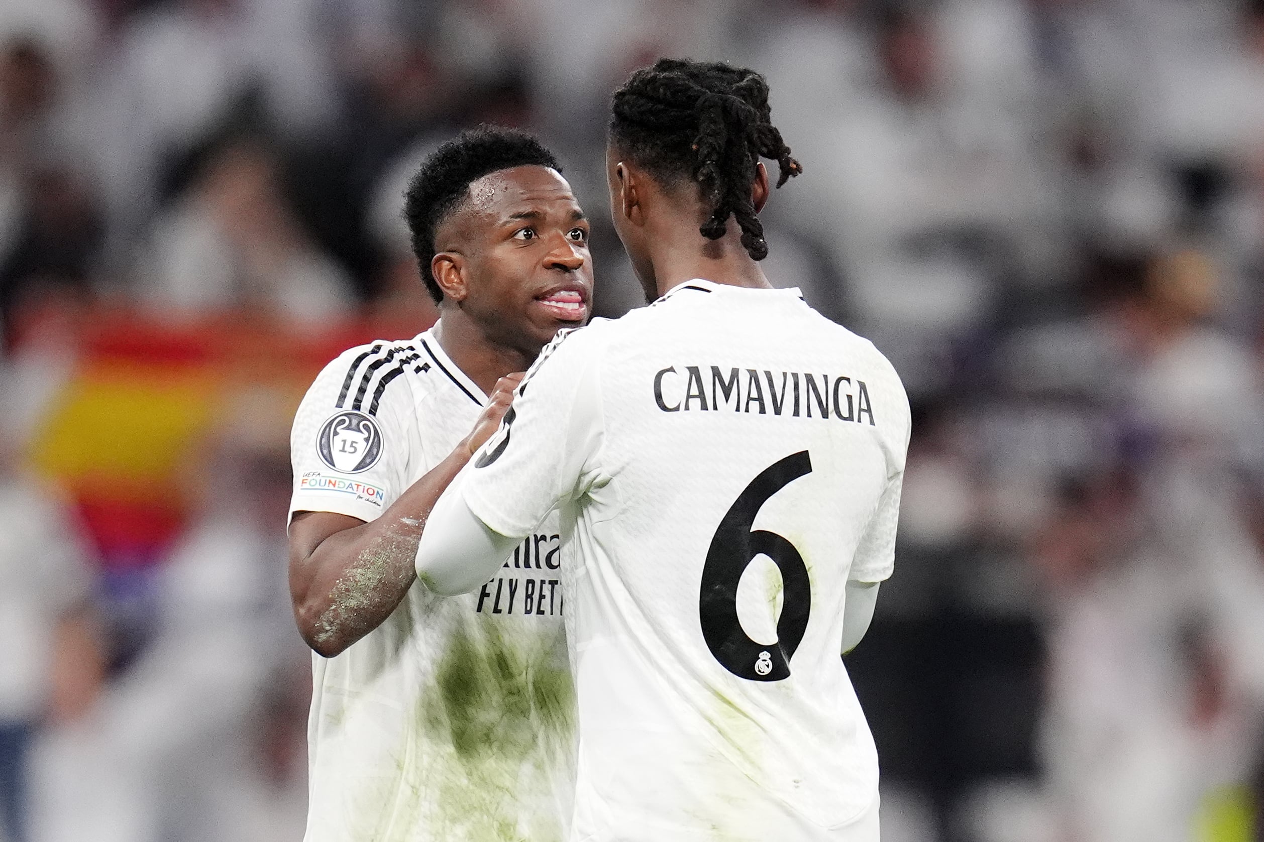 Vinicius y Camavinga al término del partido entre el Real Madrid y el Manchester City