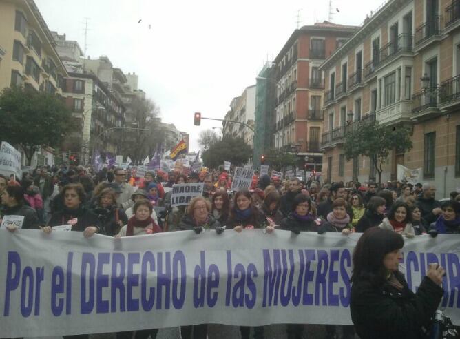 Miles de personas se manifiestan en Madrid contra la &#039;ley Gallardón&#039;.