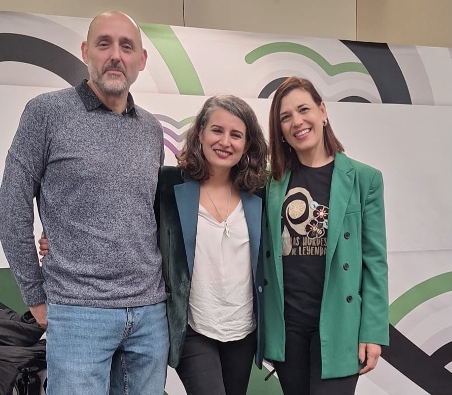 Gonzalo Torre junto con la candidata de Unidas Podemos Extremadura, Irene de Miguel, y María Victoria Mata, de Unidas Podemos Plasencia