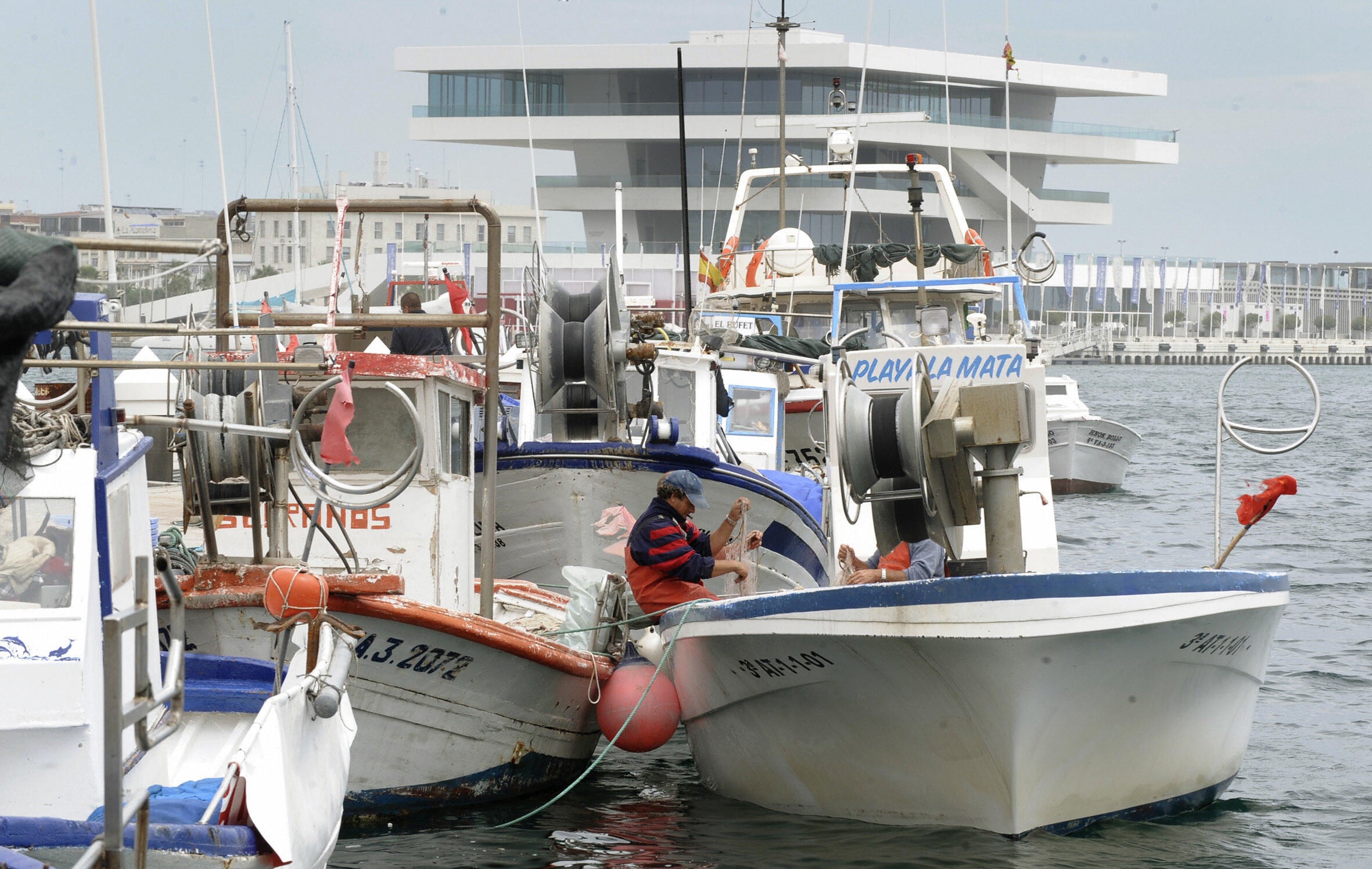 Imagen de archivo de un pescador en la zona de La Marina de València donde se ubican los buques de pesca.