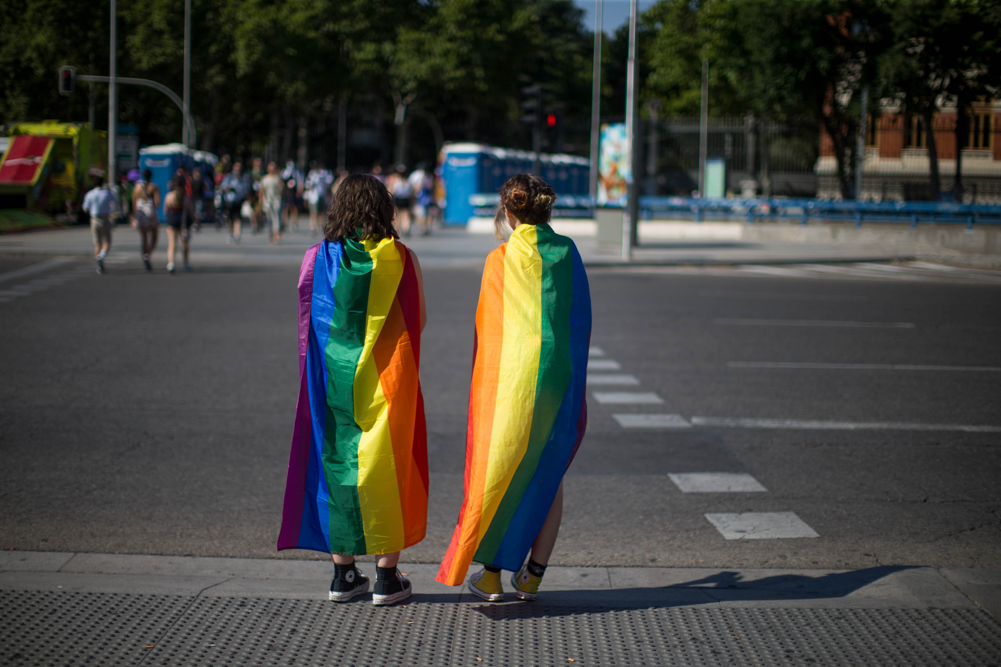 Dos manifestantes LGTBI