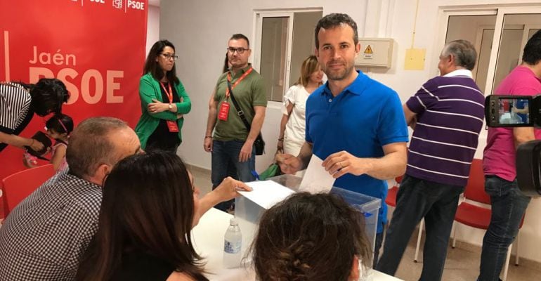 El ya candidato Julio Millán ejerciendo su derecho al voto este domingo.