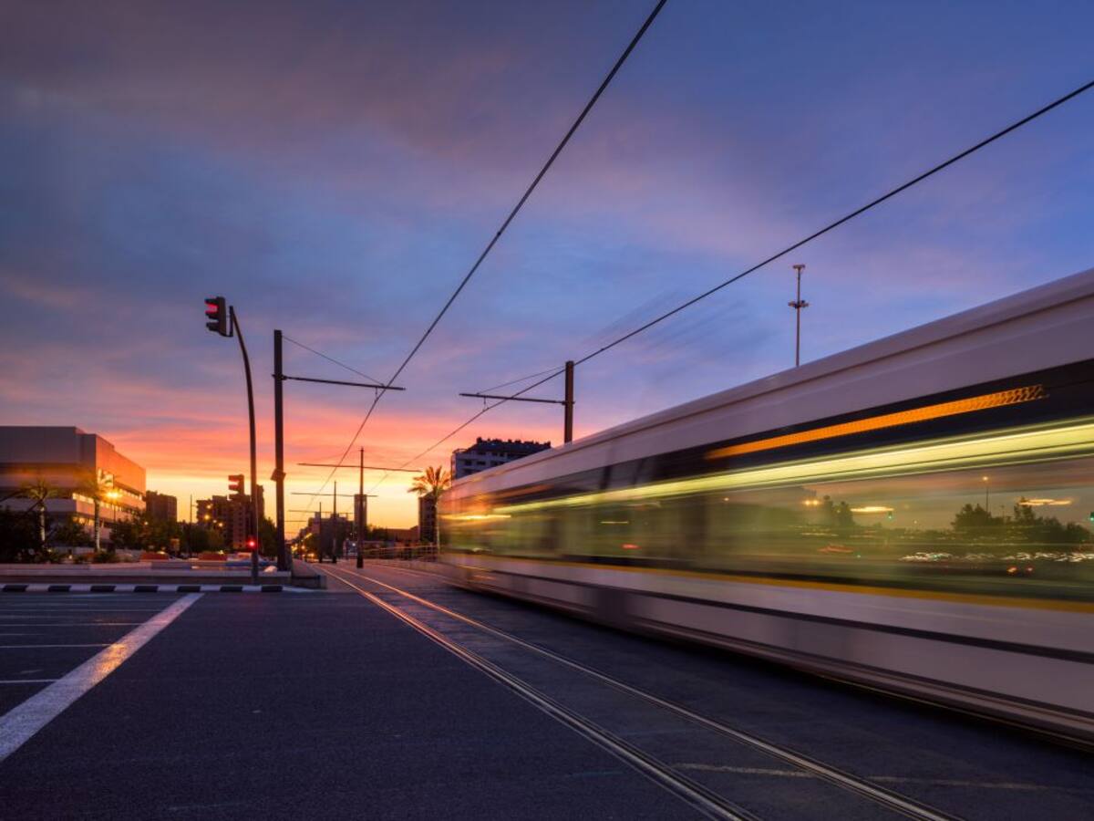 Muere un peatón atropellado por el tranvía en Valencia