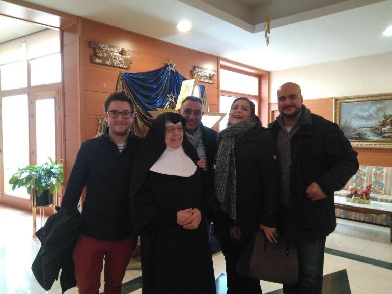 Ediles del PSOE y PP en su visita navideña a las residencias de mayores