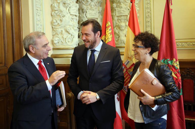 El delegado de Cruz Roja conversa con el alcalde y la concejala de Servicios Sociales