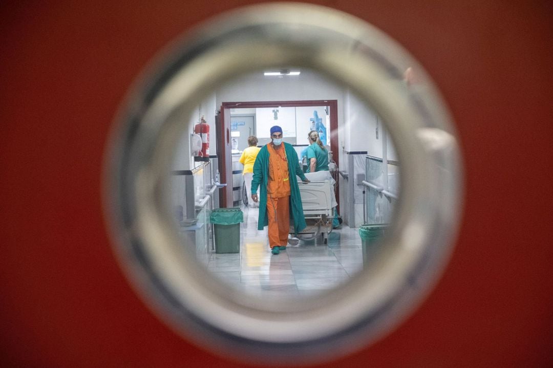 Personal sanitario trabaja en una planta del madrileño hospital Gregorio Marañón