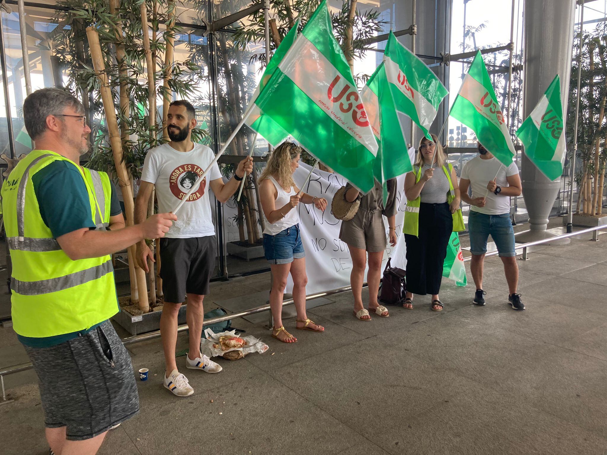 Tripulantes de cabina de Ryanair manifestándose en el aeropuerto de Málaga